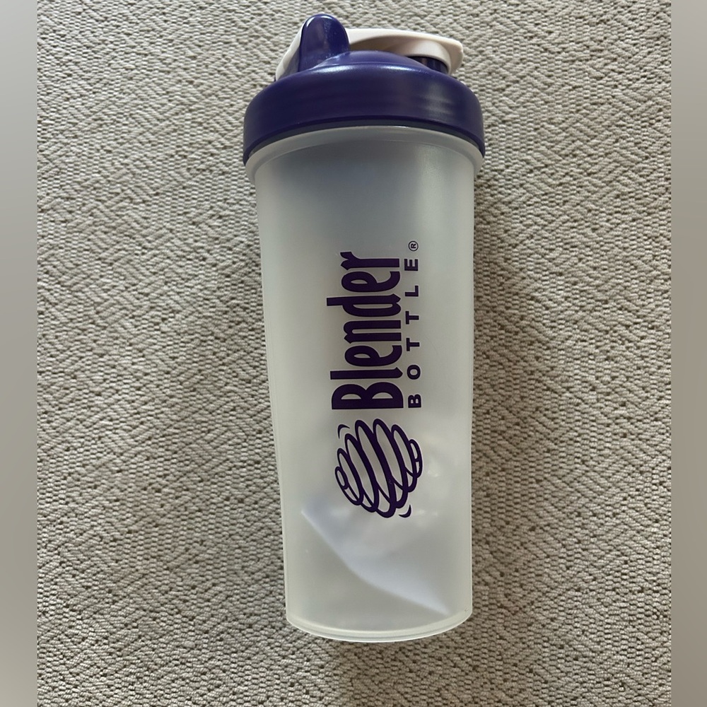 NWT Blender Bottle Shaker Cup with Purple Lid 28 Oz for Protein Shakes